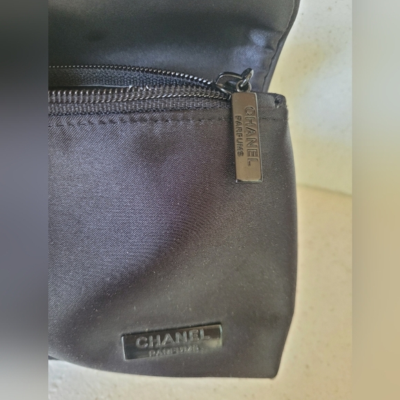 CHANEL Parfums Black Satin Makeup Clutch - Picture 7 of 8